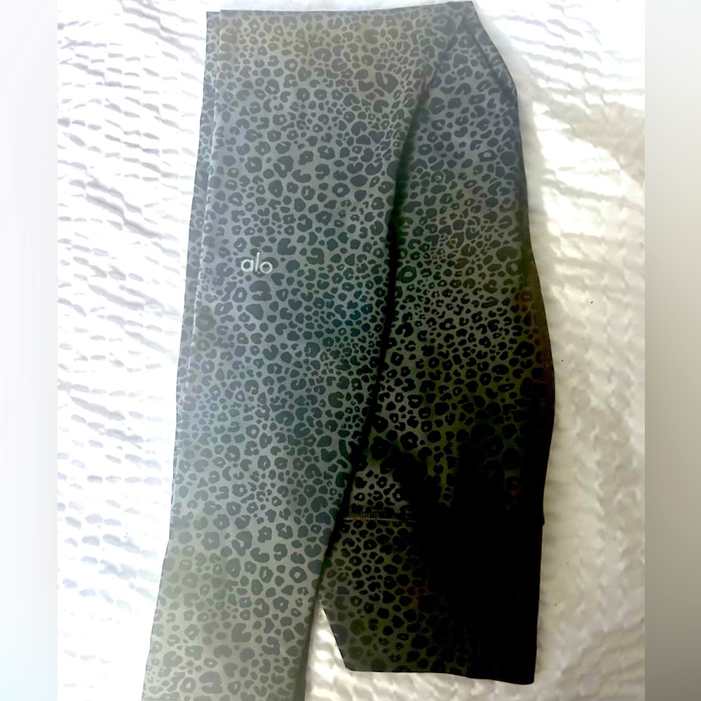 ALO VAPOR LEOPARD HIGH WAISTED LEGGINGS. SIZE SMALL.